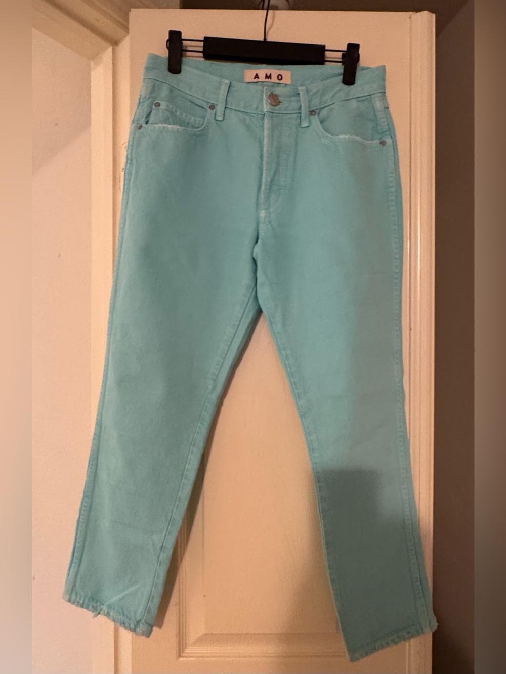 AMO NWOT Women’s Aqua Slim Cropped Jeans